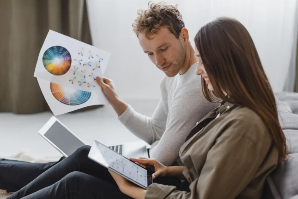 mężczyzna i kobieta przeglądają statystyki na tablecie