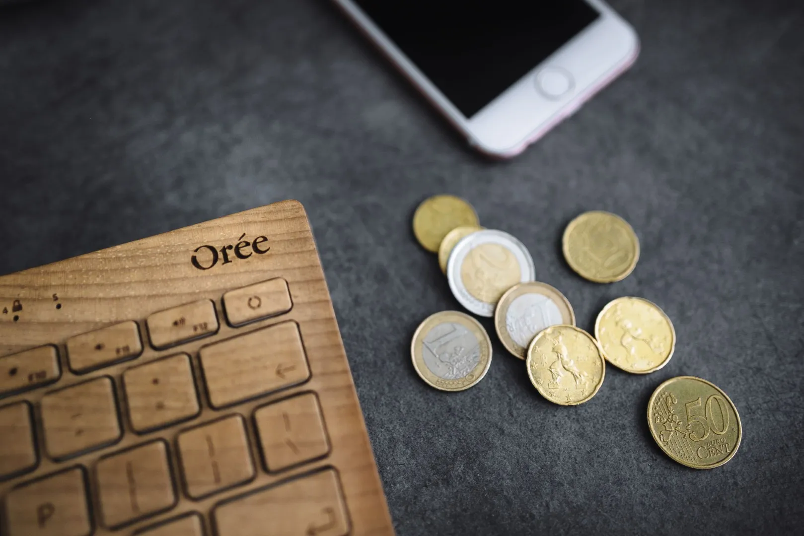 Analiza wyników sprzedaży e-commerce na laptopie — porównanie kanałów marketplace i własnego sklepu