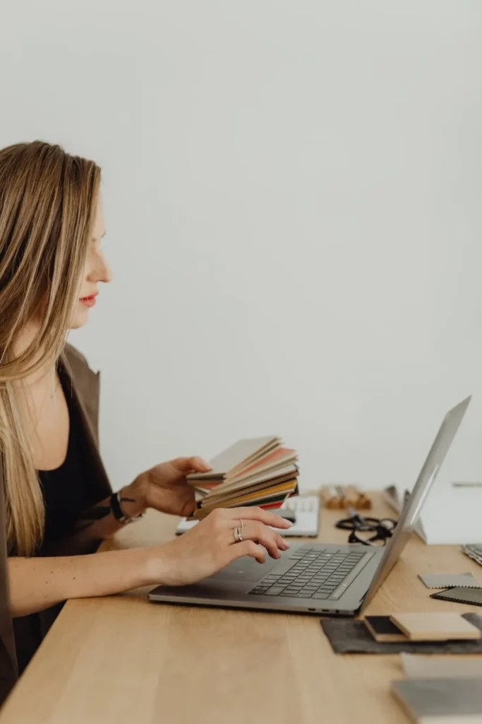 kobieta pisze na komuterze