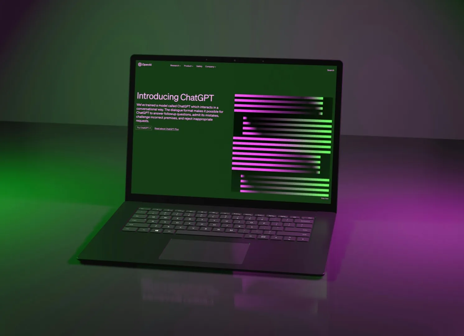 Agentic SEO — laptop z ekranem ChatGPT symbolizujący interakcję agentów AI z danymi e-commerce