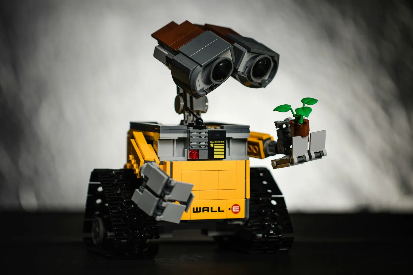 Robot symbolizujący autonomicznego agenta AI realizującego transakcje e-commerce w ramach agentic SEO