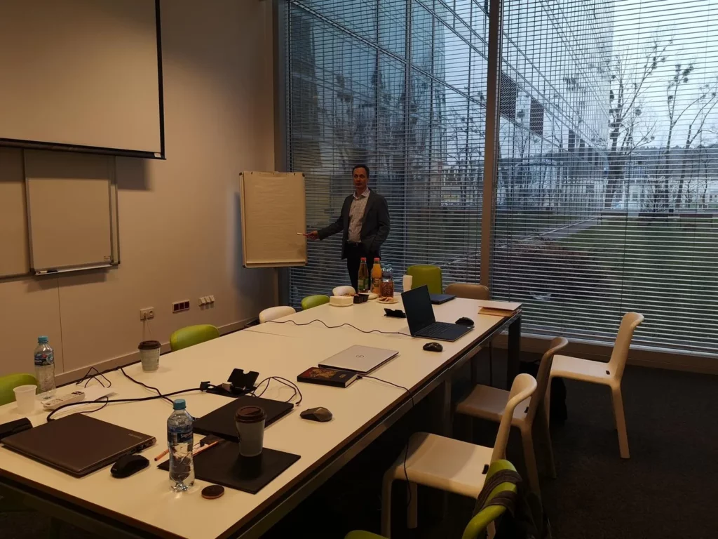 kursy Westom widok na salę szkoleniową, w tle Tomasz Węsierski