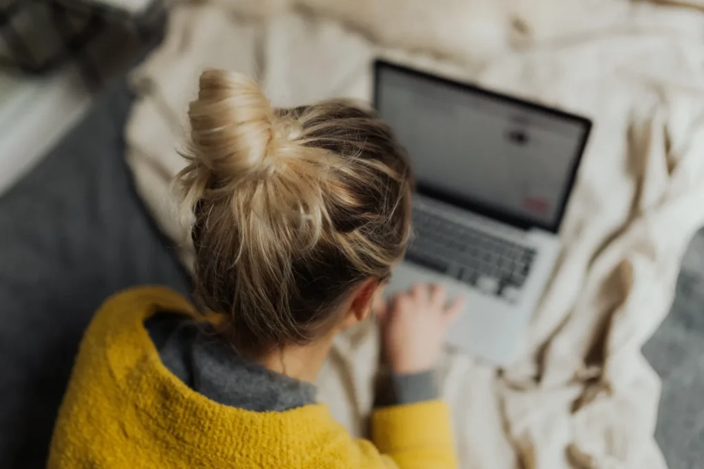 kobieta przed laptopem