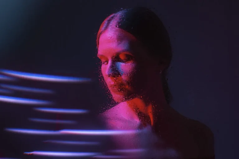 Jak wykorzystać symulacje LLM i Real-Time Feedback do zmiany nawyków użytkownika? Case Study Amor.pl.