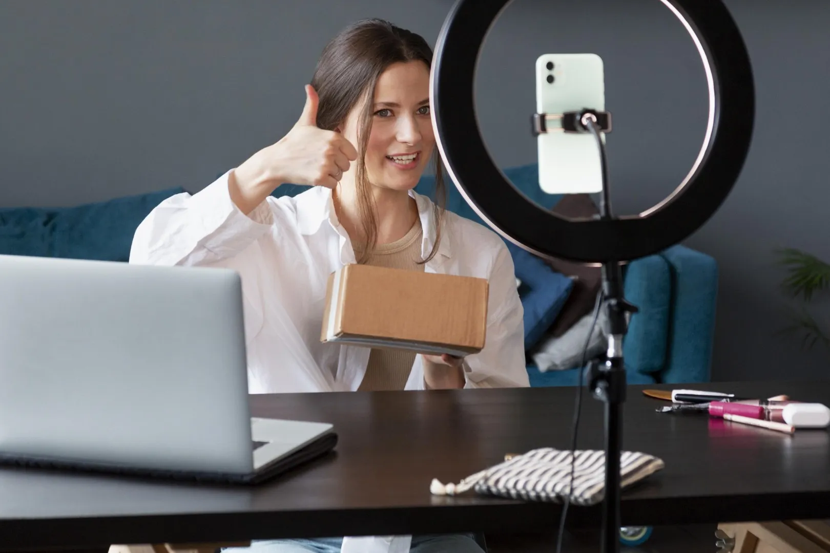 Sprzedaż live na TikTok — widok z kamery na studio transmisji e-commerce