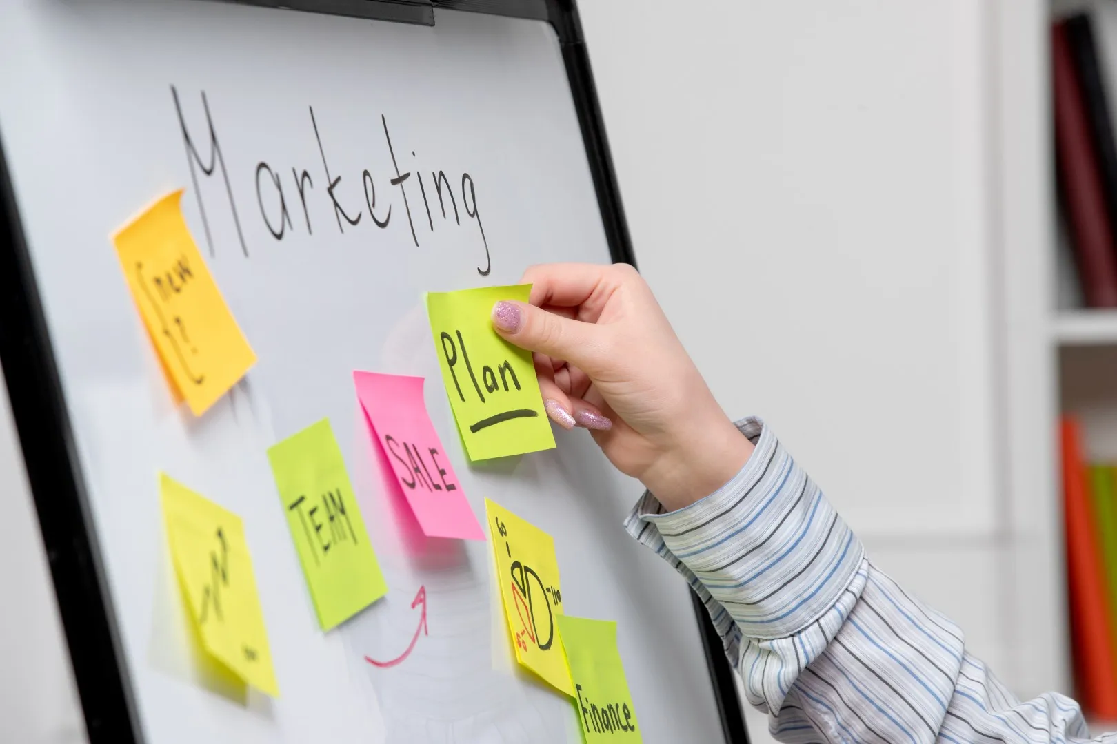 Strategia marketingowa dla e-commerce — tablica z napisem marketing i żółtymi karteczkami planowania działań GEO i budowy warstwy konsensusu